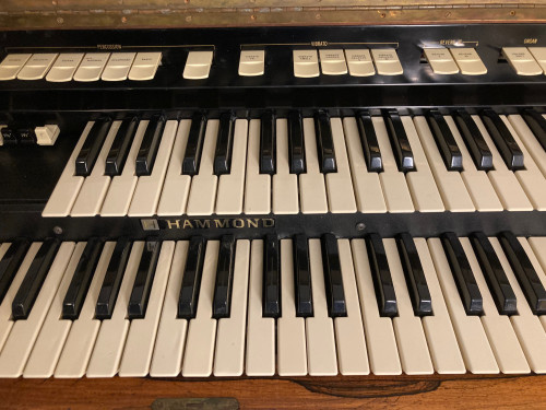 Nærbillede af Hammond orgel tangenter til modifikation
